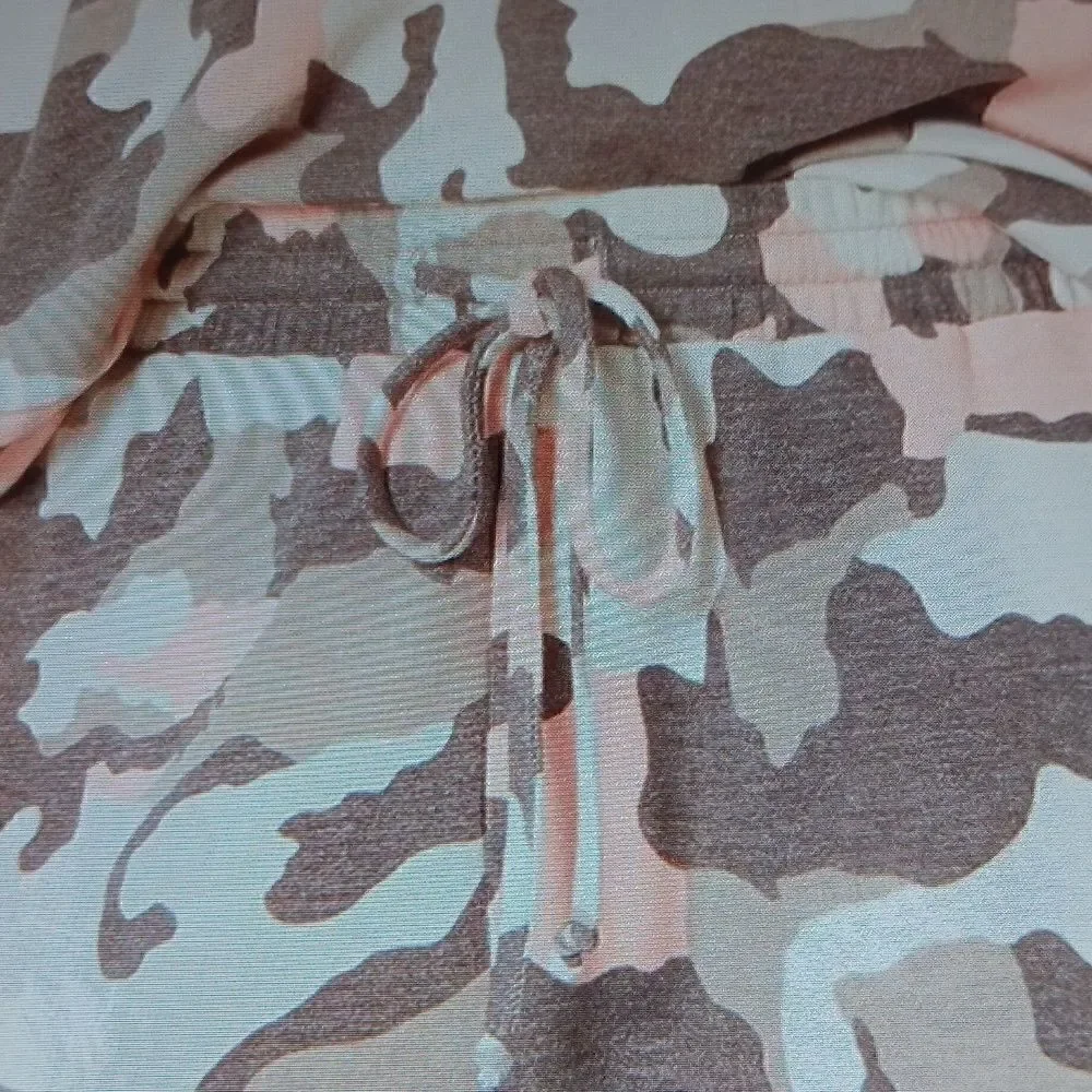 New Wild Meadows French Terry Jogger Shorts‎ Pink Camo Small New With Tags